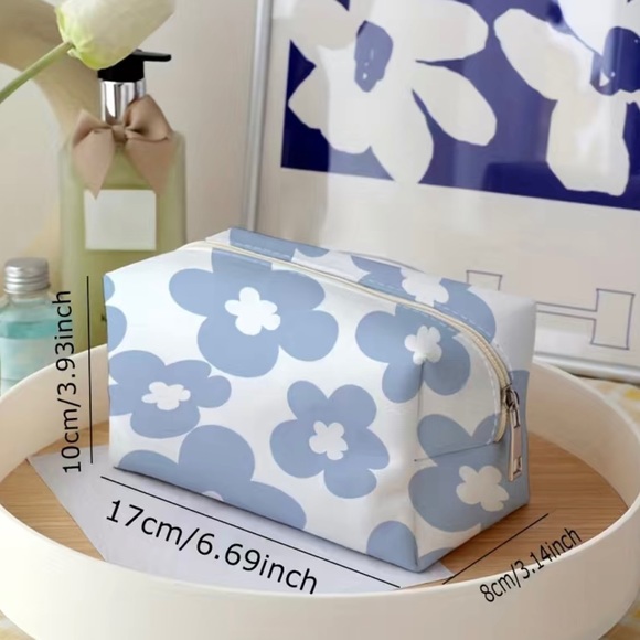 Makeup Bag - Picture 3 of 7